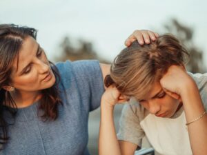Madre conversando con su hijo adolescente en un momento de apoyo emocional, contexto habitual del abordaje familiar de la ansiedad y la depresión en adolescentes