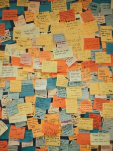 Tableau couvert de notes adhésives comme système de rappel externe, stratégie compensatoire fréquente chez les adultes atteints de TDAH