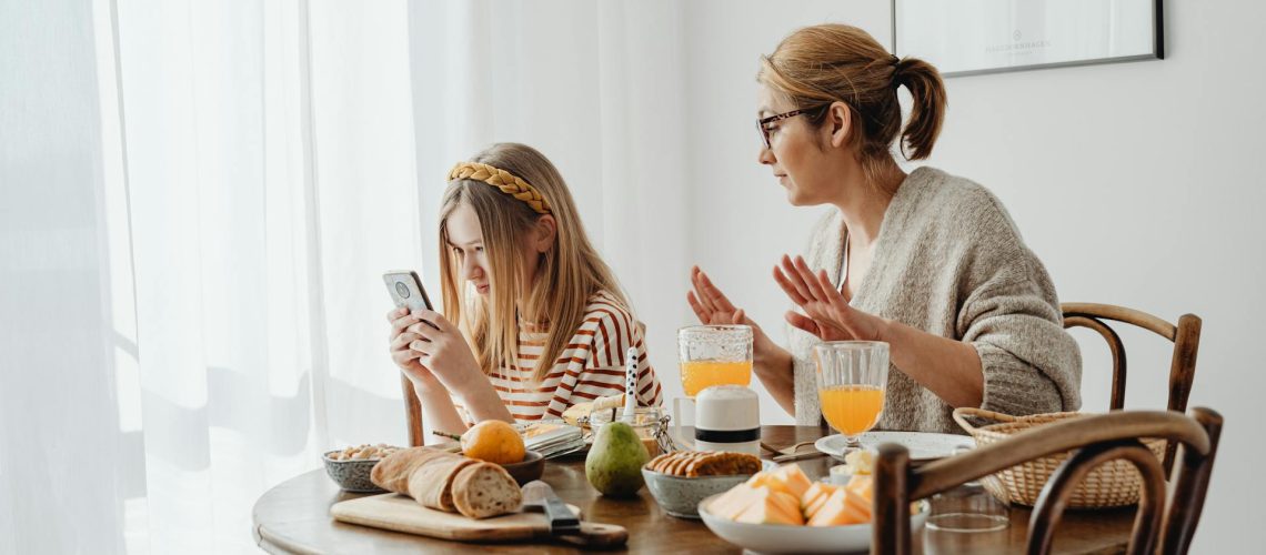 Addiction au smartphone et aux réseaux sociaux chez l'adolescent — Madrid