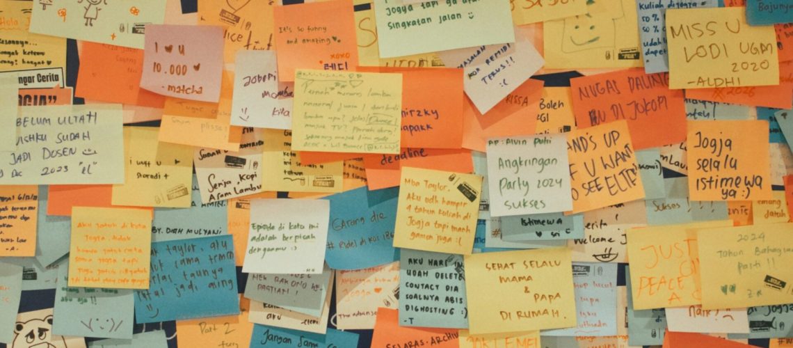 Pinboard covered with sticky notes as an external reminder system, a common compensatory strategy in adults with ADHD