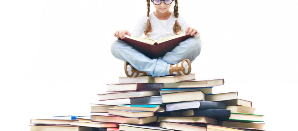 nina-concentrada-rodeada-libros-2